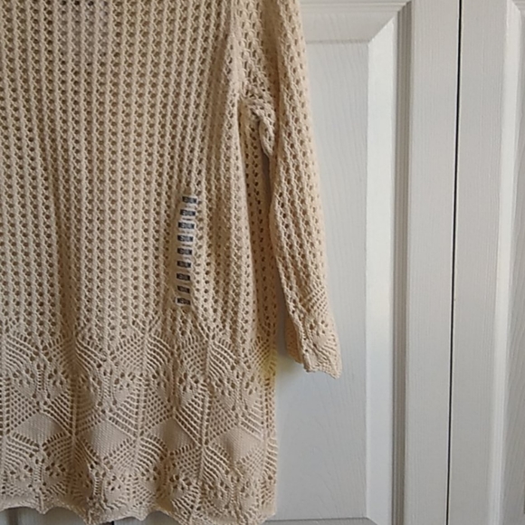 Light weight beige lace top size medium - Picture 5 of 10